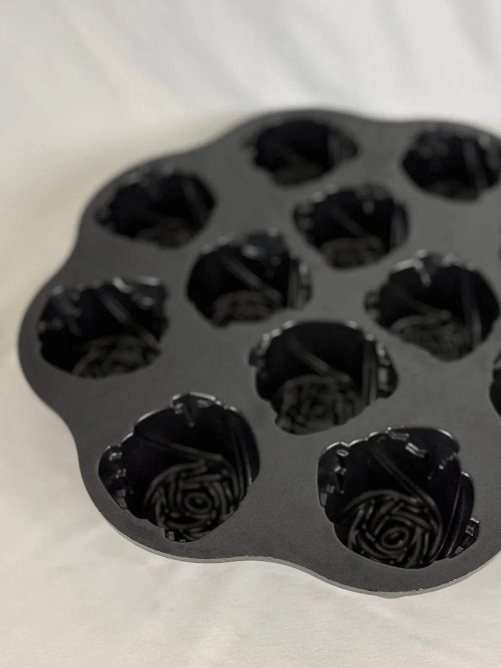 Nordic Ware Sweetheart Roses Cupcake 12 Cakelets Baking Pan Excellent